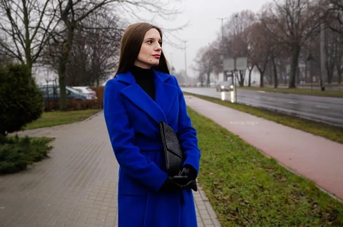 Błękitny płaszcz stylizacje eleganckie sukienka szpilki