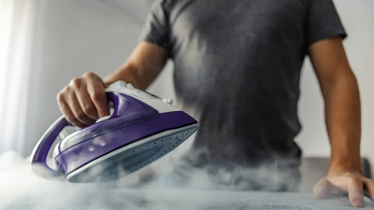 Para odkamienić stację parową, użyj żelazka z dużą ilością pary.