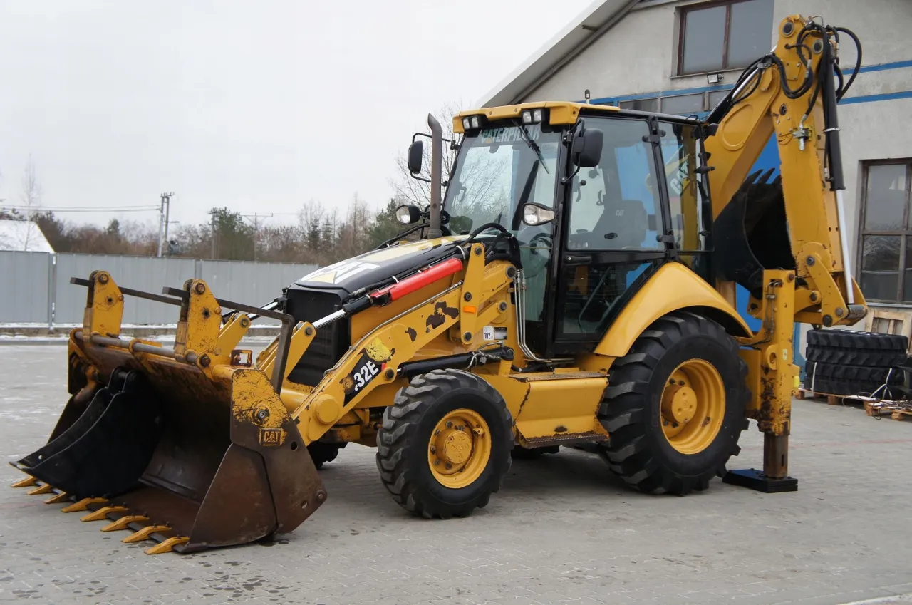 Używane koparko-ładowarki JCB Case Caterpillar