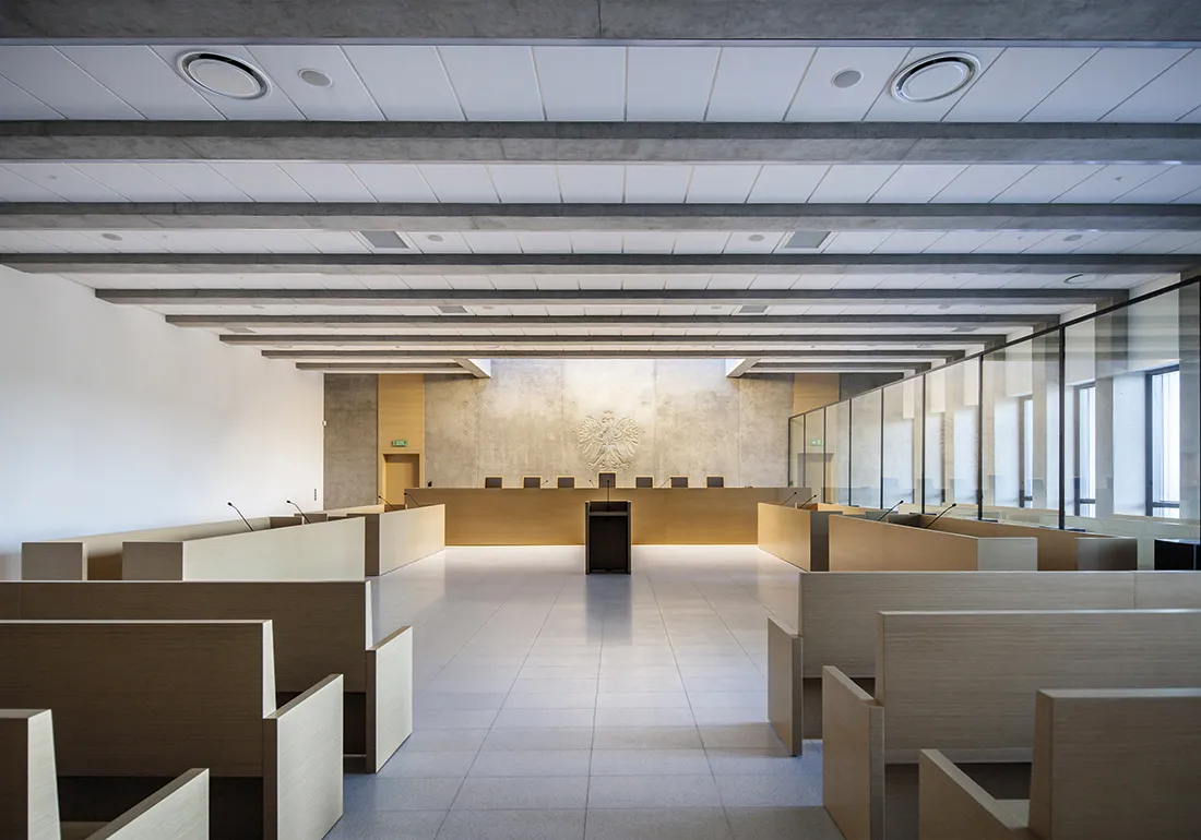 budynek sądu w Polsce wnętrze korytarz