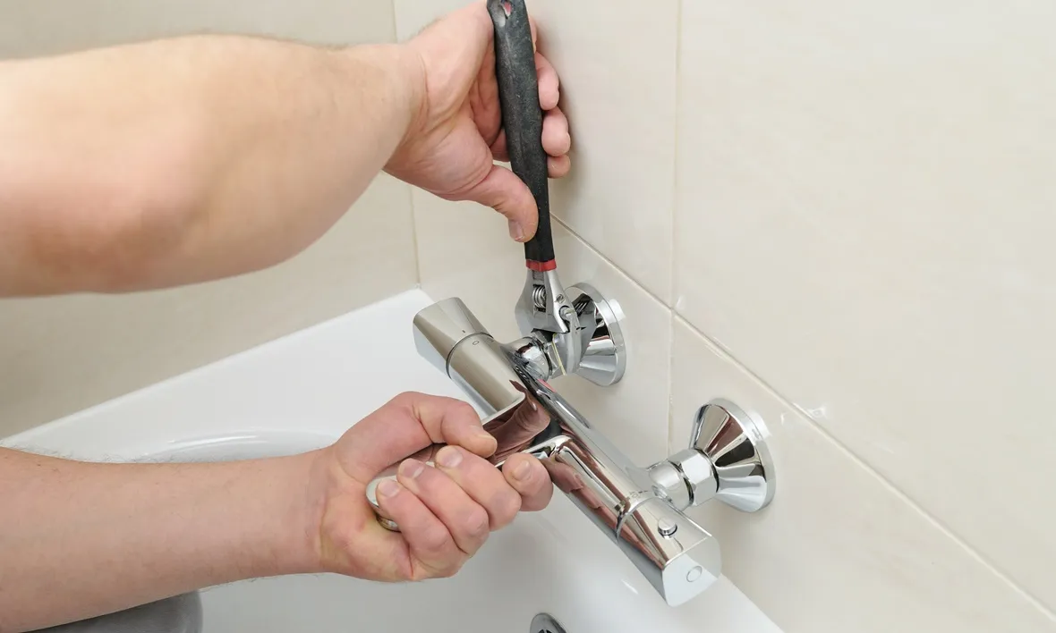 Demontaż baterii ściennej łazienka