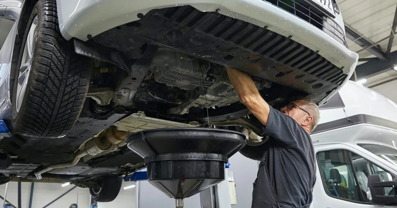 Mechanik wymienia olej w nowym samochodzie. Sprawdź, co ile wymiana oleju w nowym samochodzie jest zalecana.