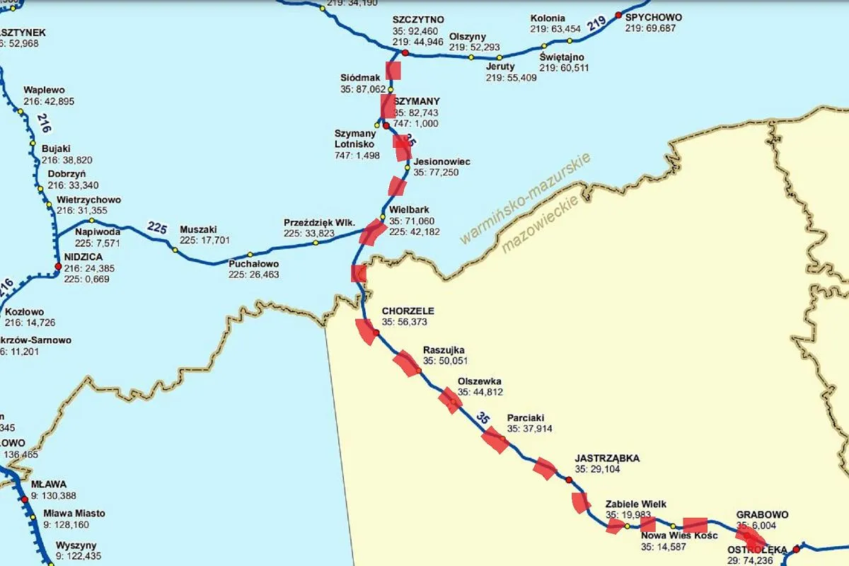 Mapa kolejowa z zaznaczonymi stacjami i trasami, pokazująca, gdzie na Mazury pociągiem.