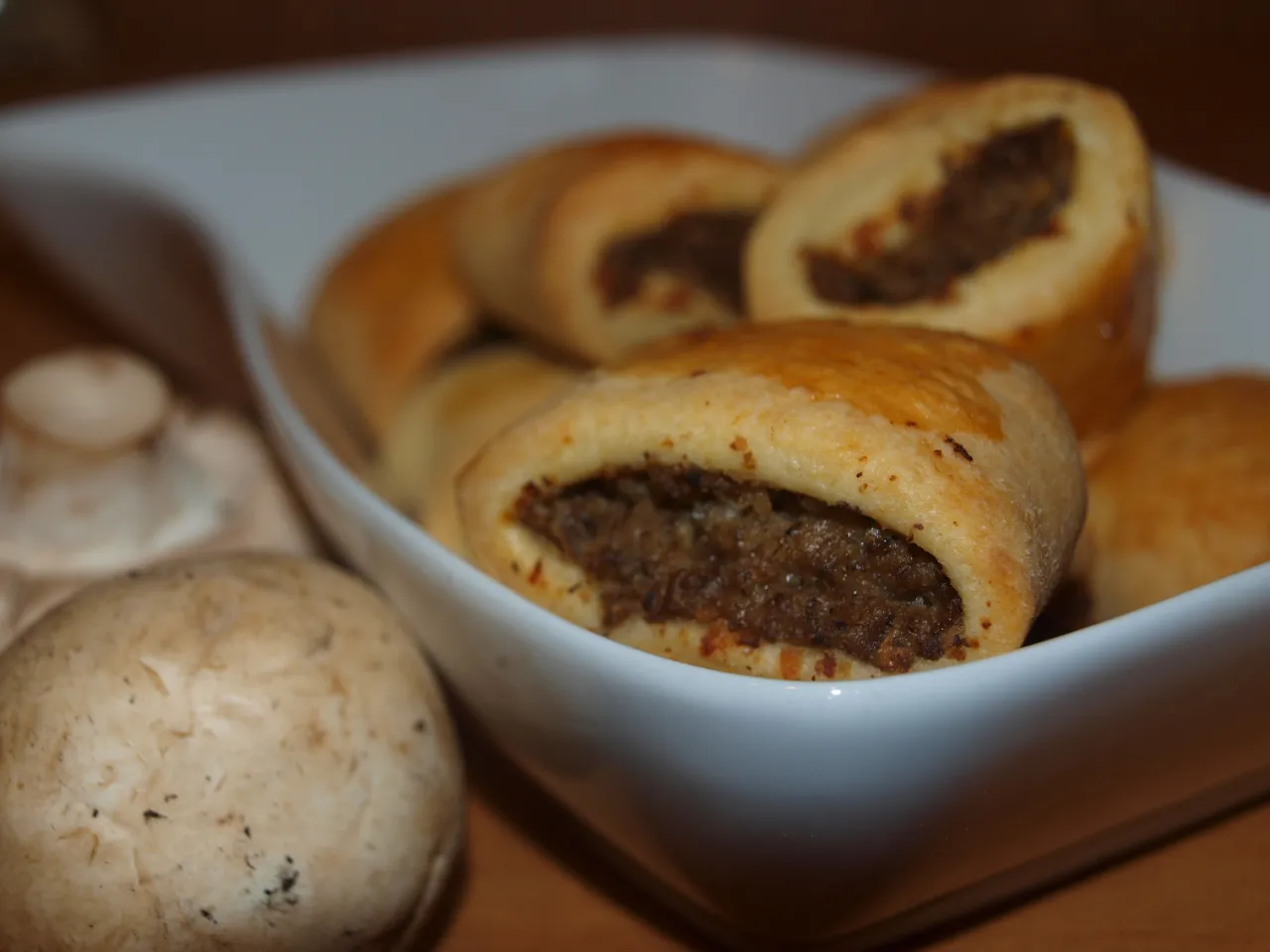 Paszteciki z kruchego ciasta, idealne na przekąskę. Ten przepis na kruche ciasto na paszteciki jest prosty i szybki.