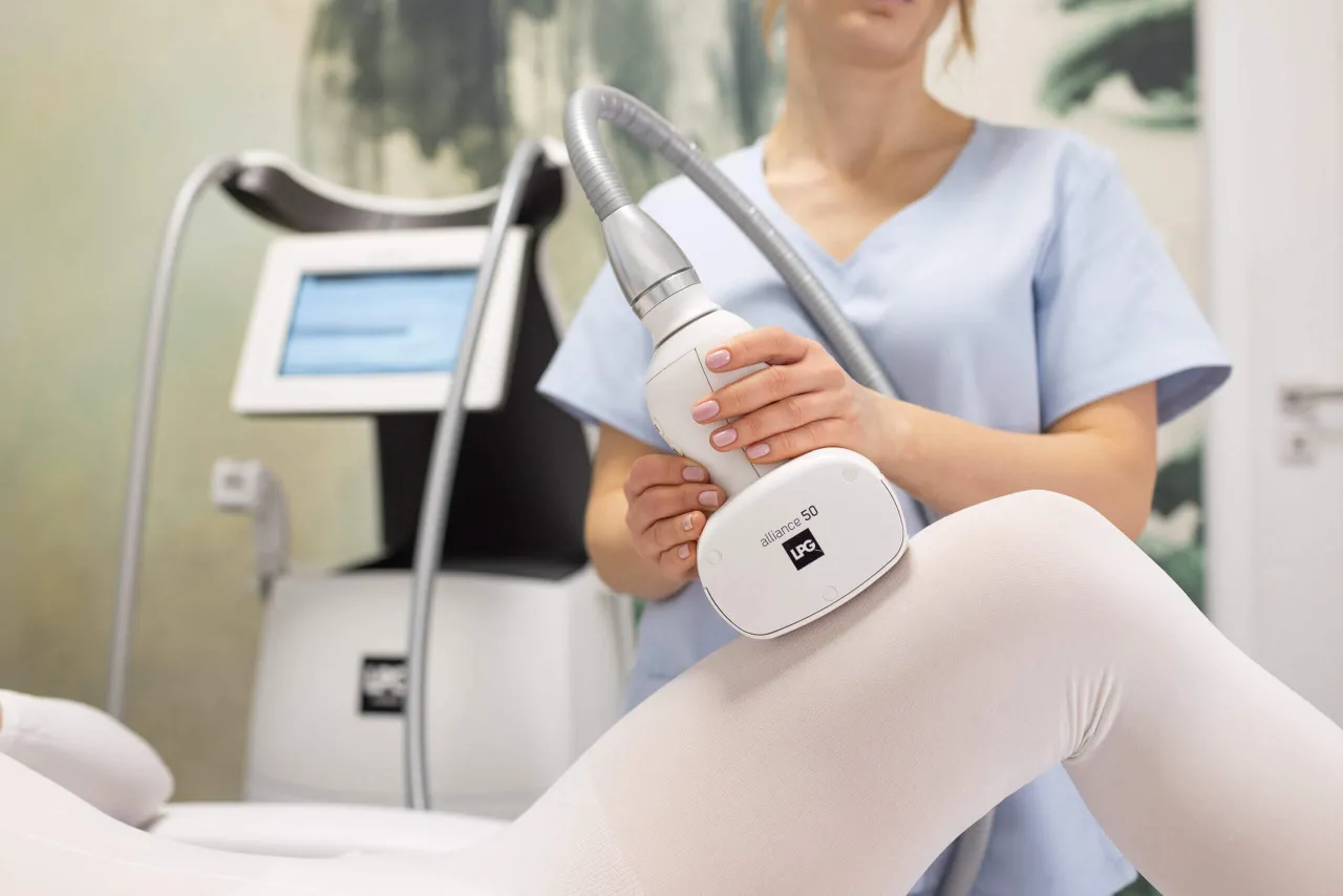 Urządzenie do endermologii w gabinecie kosmetycznym