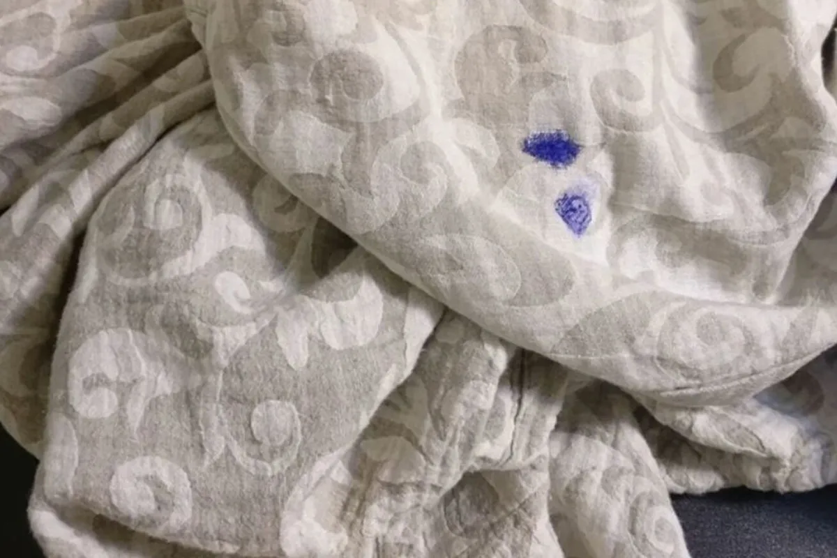 Plamy z markera na jasnej tkaninie z wzorem. Dowiedz się, jak usunąć plamy z markera z ubrania, aby przywrócić mu czystość.