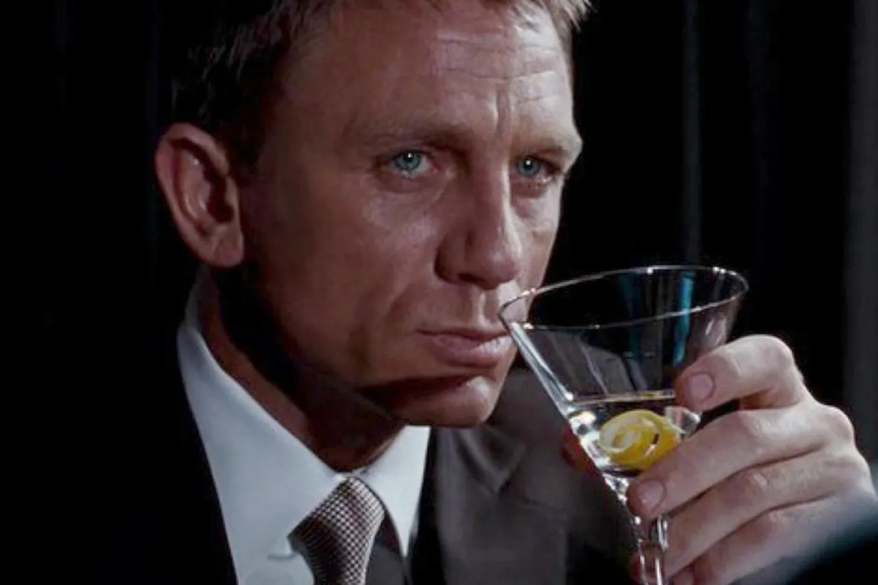 James Bond z niebieskimi oczami i drinkiem. Czy martini wstrząśnięte czy zmieszane?