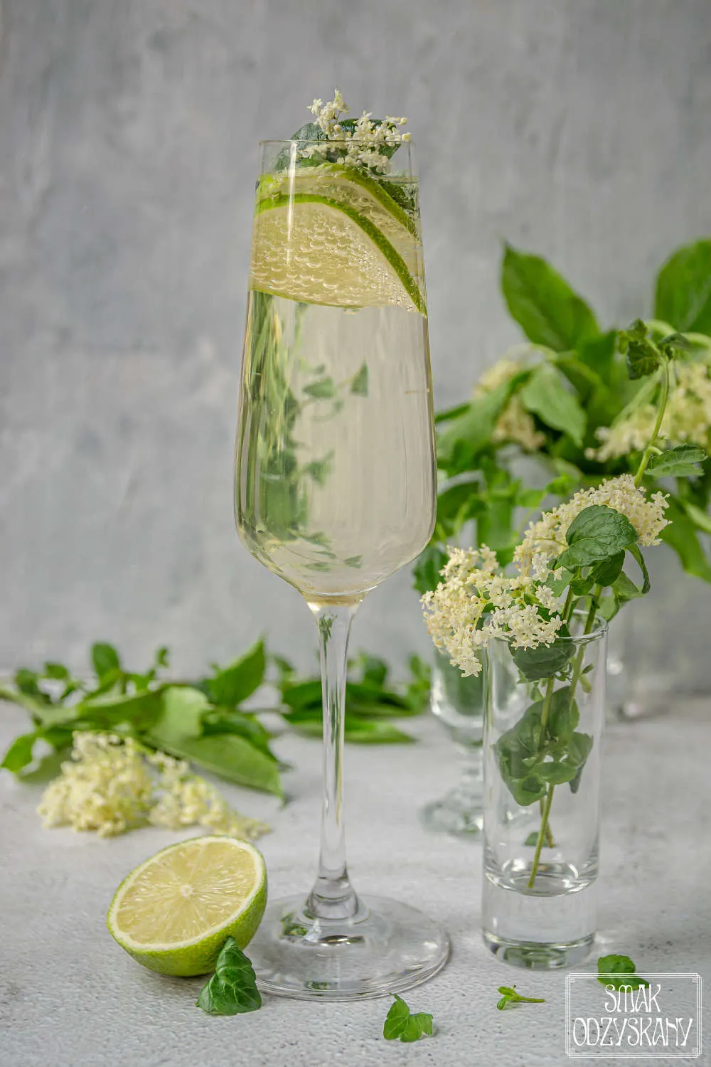 Zdjęcie Idealny drink z prosecco i sokiem z bzu na letnie wieczory