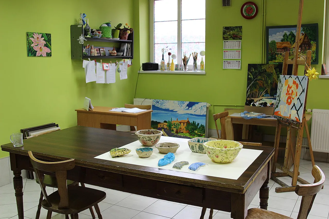 Wnętrze Domu Pomocy Społecznej Bielsko-Biała pokój lub świetlica