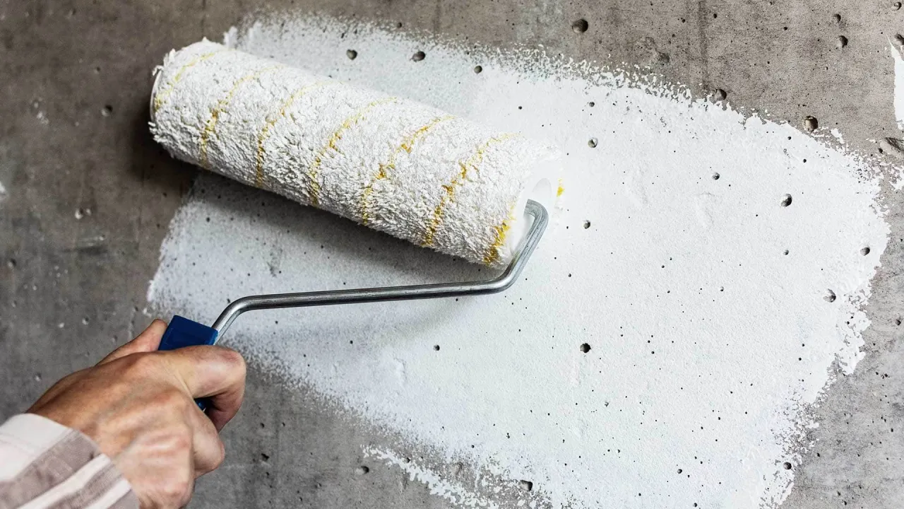 Malowanie wałkiem na betonowej ścianie. Pytanie: czy gładź można kłaść na farbę?