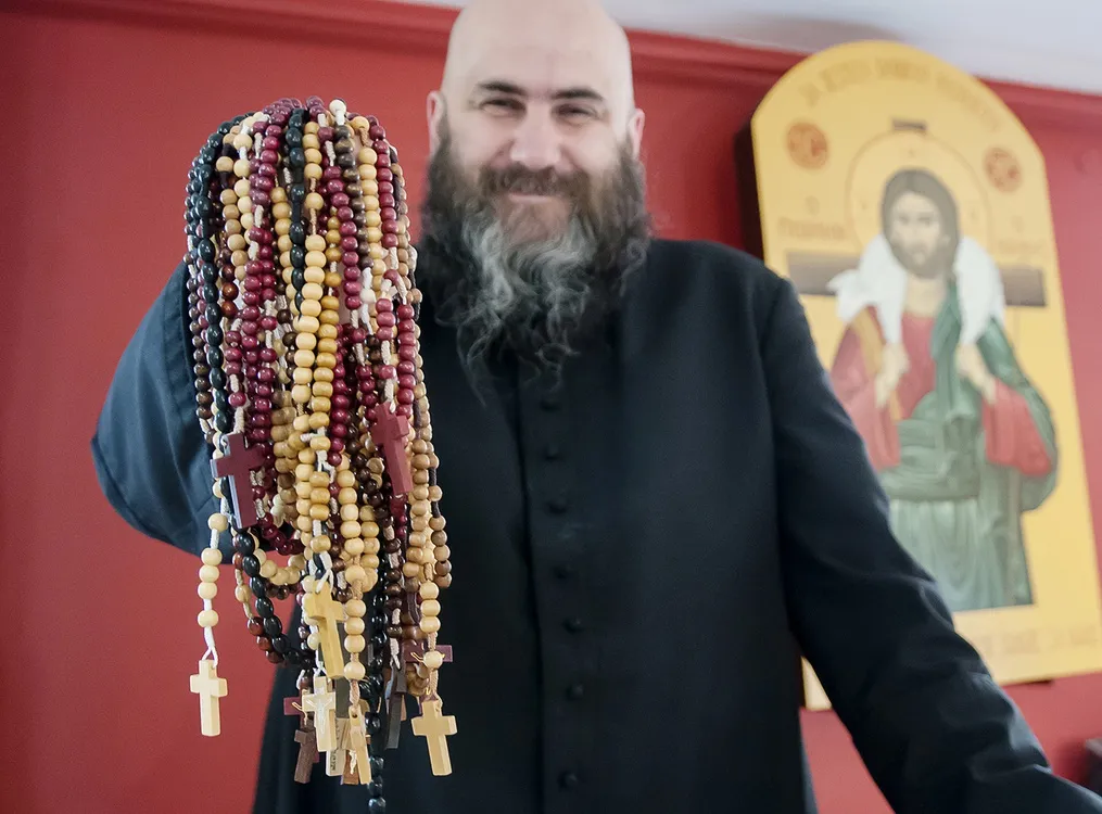 różaniec w rękach, modlitwa, stary różaniec