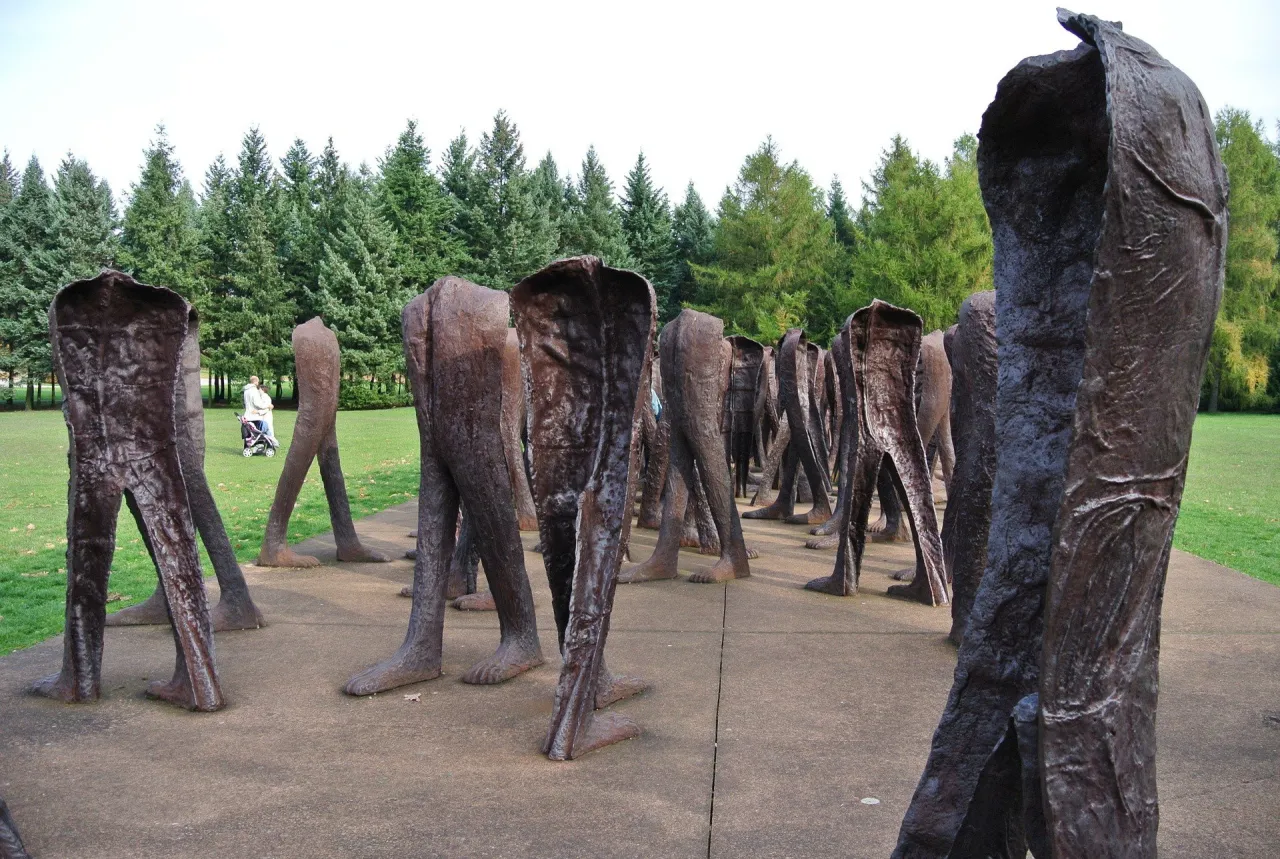 Symbolika rzeźb Abakanowicz Cytadela