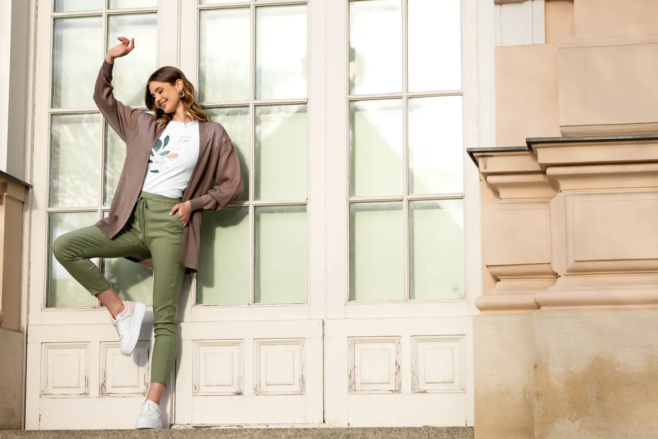 różne stylizacje z przewiązaną bluzą