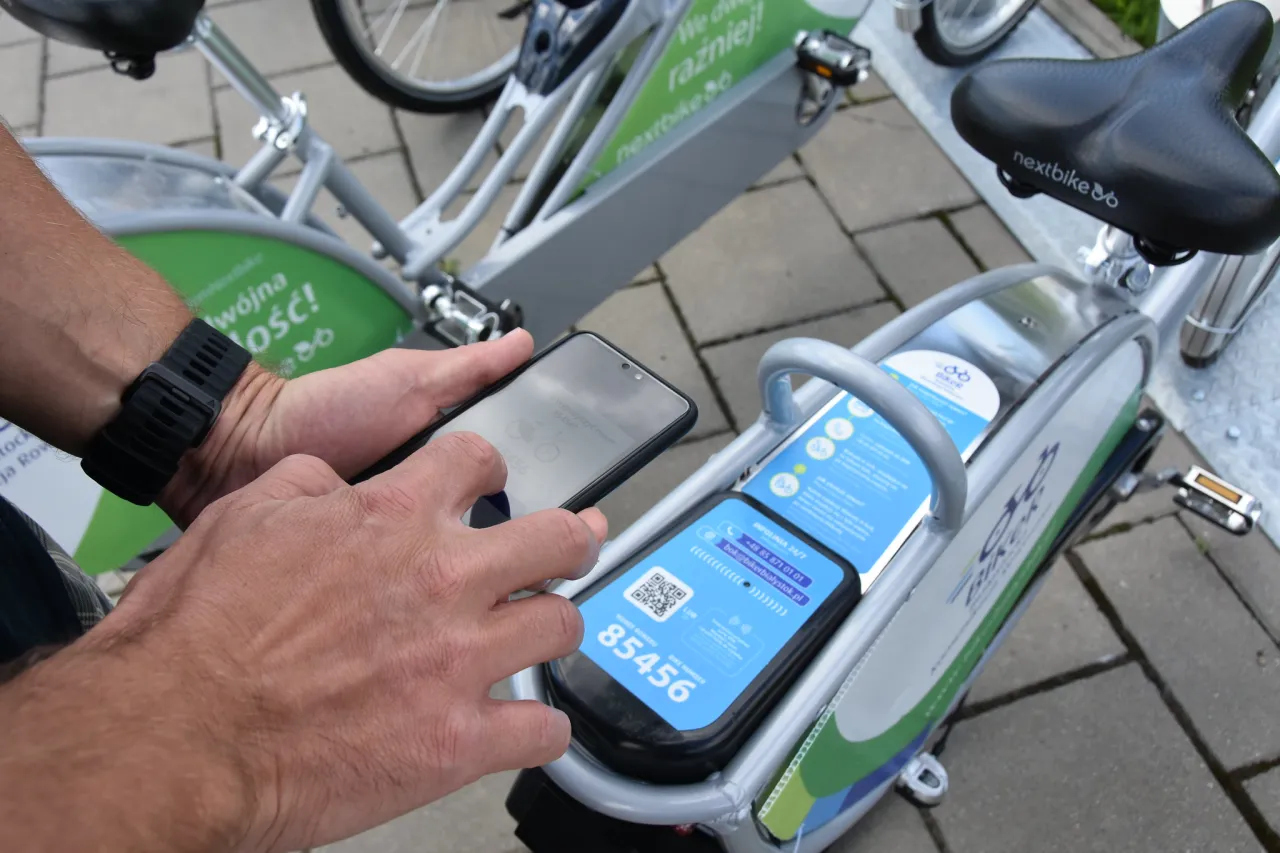 Wypożyczanie roweru w Białymstoku. Smartfonem skanujesz kod QR, by rozpocząć podr&oacute;ż po trasach rowerowych.