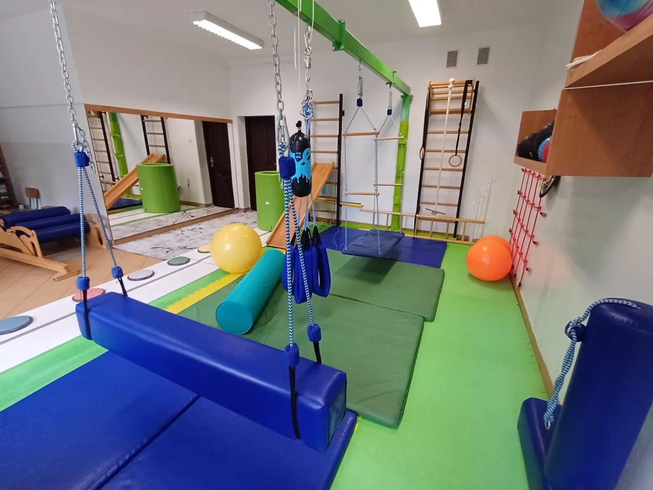 zabawy i ćwiczenia w hamaku sensorycznym