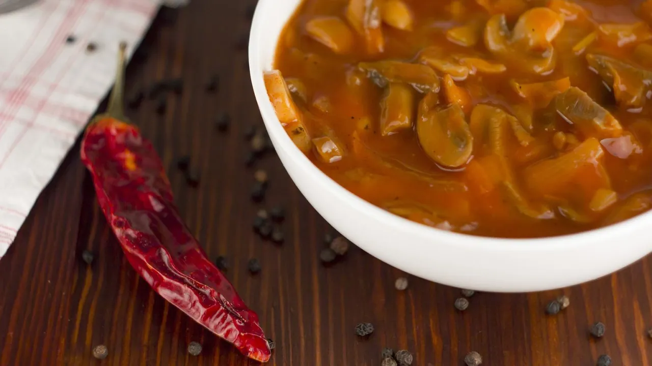 Gulasz grzybowy z papryczką chili i pieprzem. Idealny pomysł, co ugotować z tego co mam w lodówce, gdy najdzie ochota na coś pikantnego.