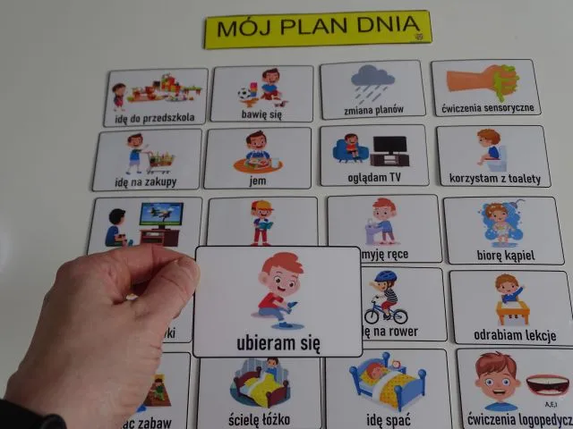 wizualny plan dnia dla dziecka z autyzmem, harmonogram obrazkowy