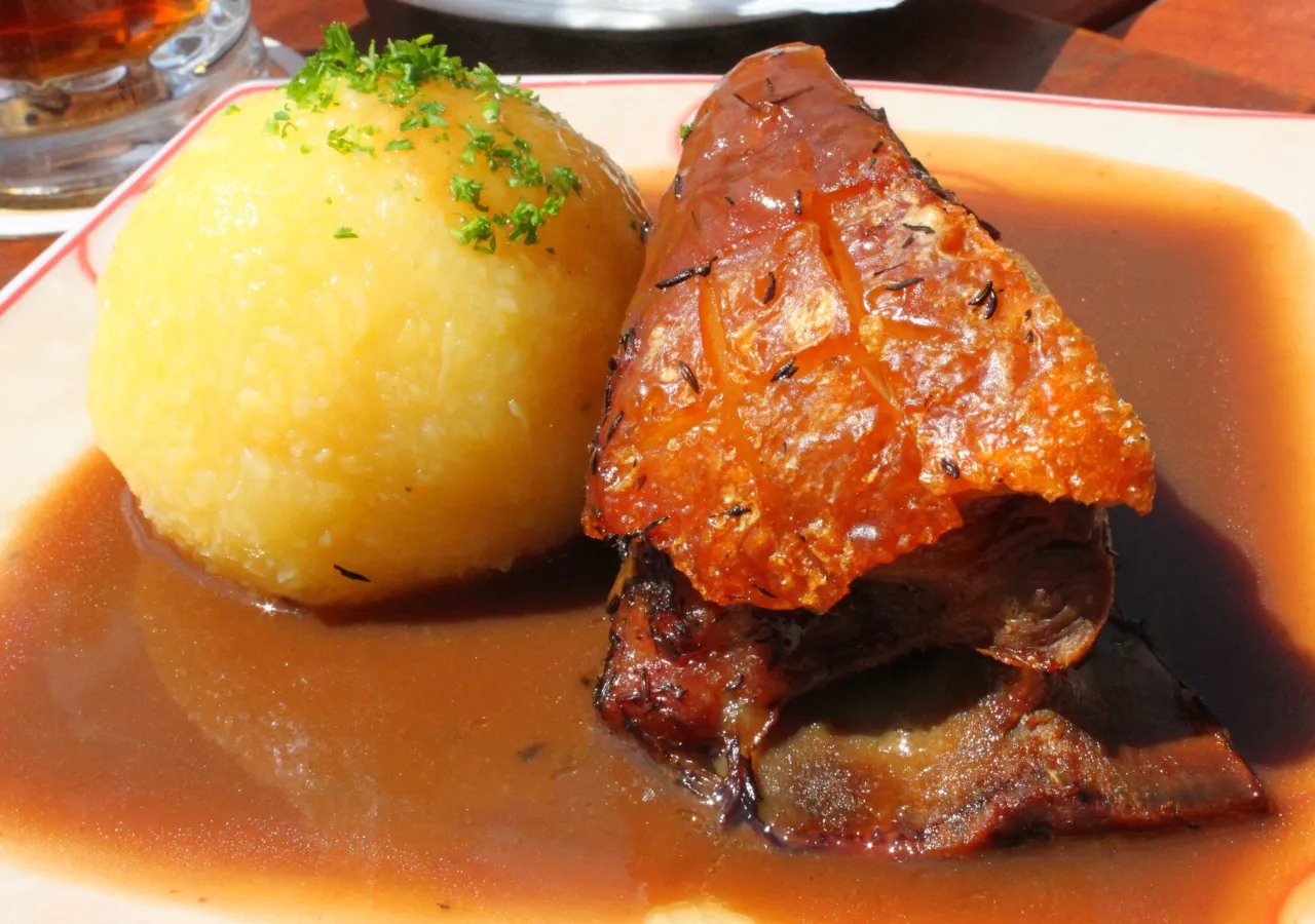 Fränkisches Schäuferla mit Kloß und Soße