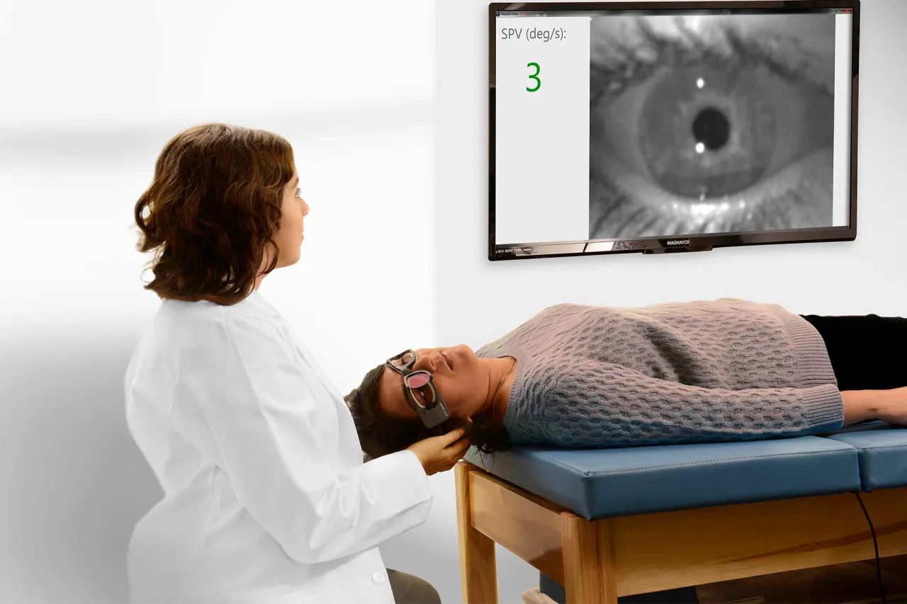 Pacjent z goglami VNG podczas badania błędnika, sprzęt do wideonystagmografii