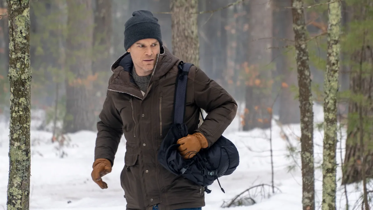 Dexter w zimowym lesie, szukając odpowiedzi na pytanie: dexter: new blood gdzie oglądać.