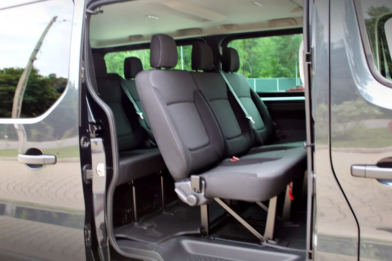 Wnętrze bus 9 osobowy vs brygad&oacute;wka