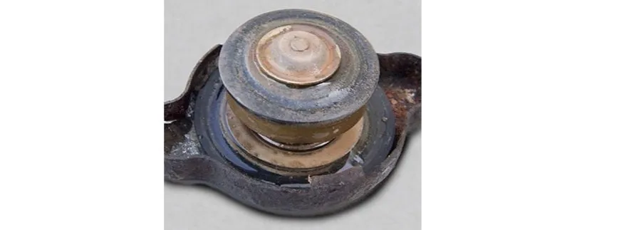 Uszkodzony korek zbiorniczka wyrównawczego chłodnicy