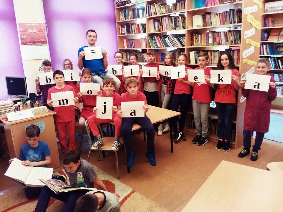 Nowoczesna biblioteka szkolna uczniowie