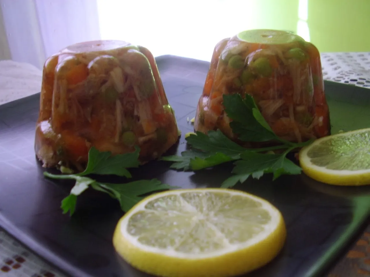 Tradycyjne polskie zimne n&oacute;żki z golonki