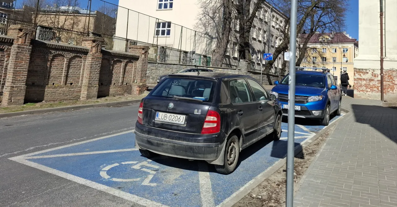 prawidłowo umieszczona karta parkingowa niepełnosprawnego