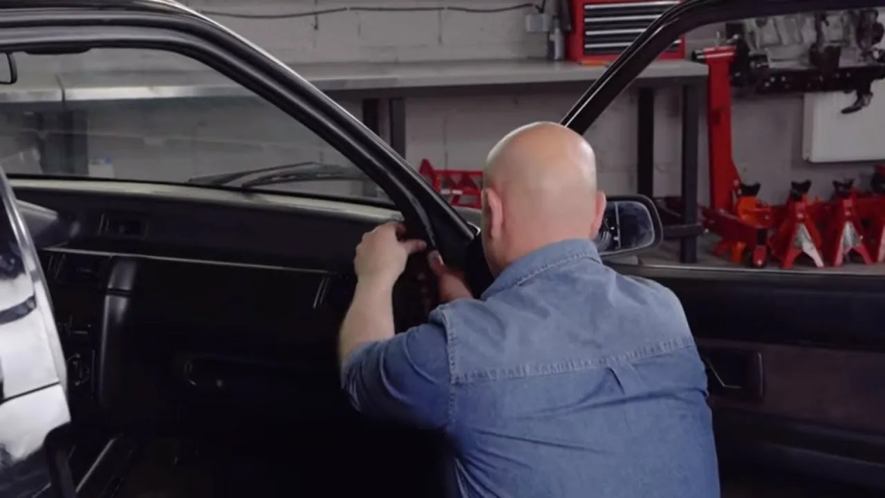 uszkodzona uszczelka drzwi samochodu, przeciekające drzwi auta