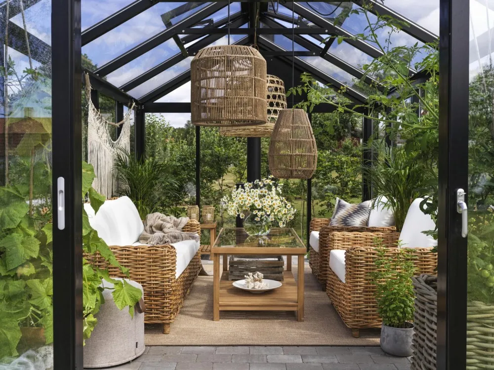 wyposażenie patio hotelowego meble rośliny oświetlenie