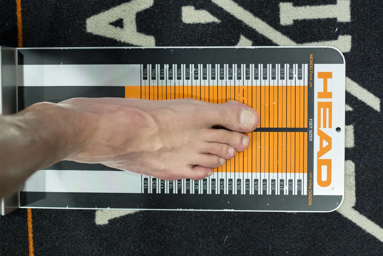 Narciarz w dobrze dopasowanych butach na stoku