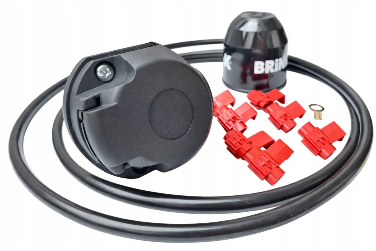 Zestaw do montażu haka: gniazdo, przewód, złączki i osłona Brink. Dowiedz się, ile kosztuje zamontowanie haka.