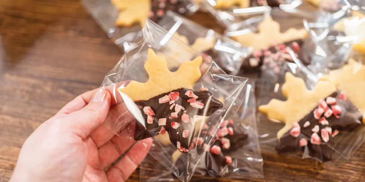 r&oacute;żne techniki pakowania ciastek w celofan