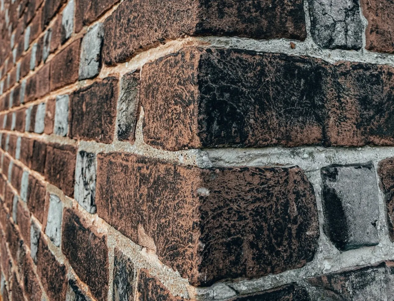 Zdjęcie Z czego robi się cegły? Odkryj tajemnice materiałów i procesów