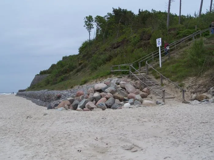 Zdjęcie Ile schodów w Jastrzębiej Górze? Sprawdź trudności dostępu do plaży