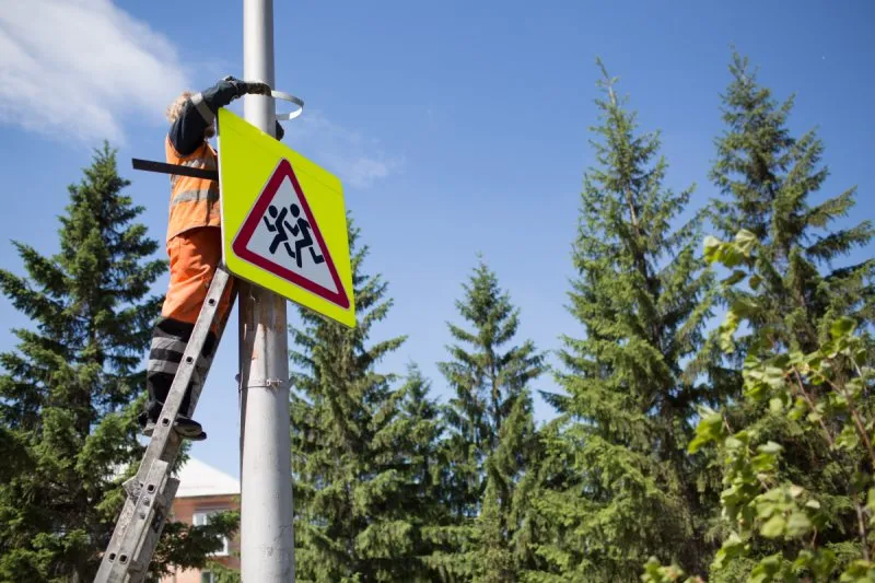Zdjęcie Kto stawia znaki drogowe na osiedlu? Odpowiedzialność i zasady