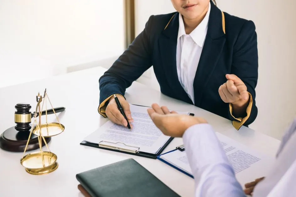 Zdjęcie Zbieg wykroczenia z przestępstwem: jak uniknąć surowszych kar?