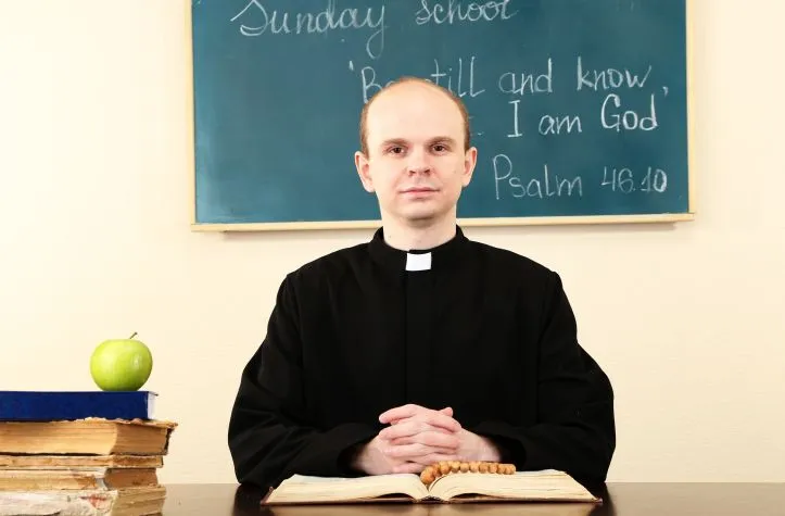 Zdjęcie Czy nauczyciel religii może być wychowawcą? Kontrowersje i przepisy