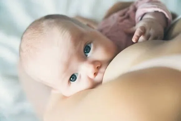 Zdjęcie Czy karmienie mieszane szkodzi dziecku? Odkryj prawdę i zalecenia
