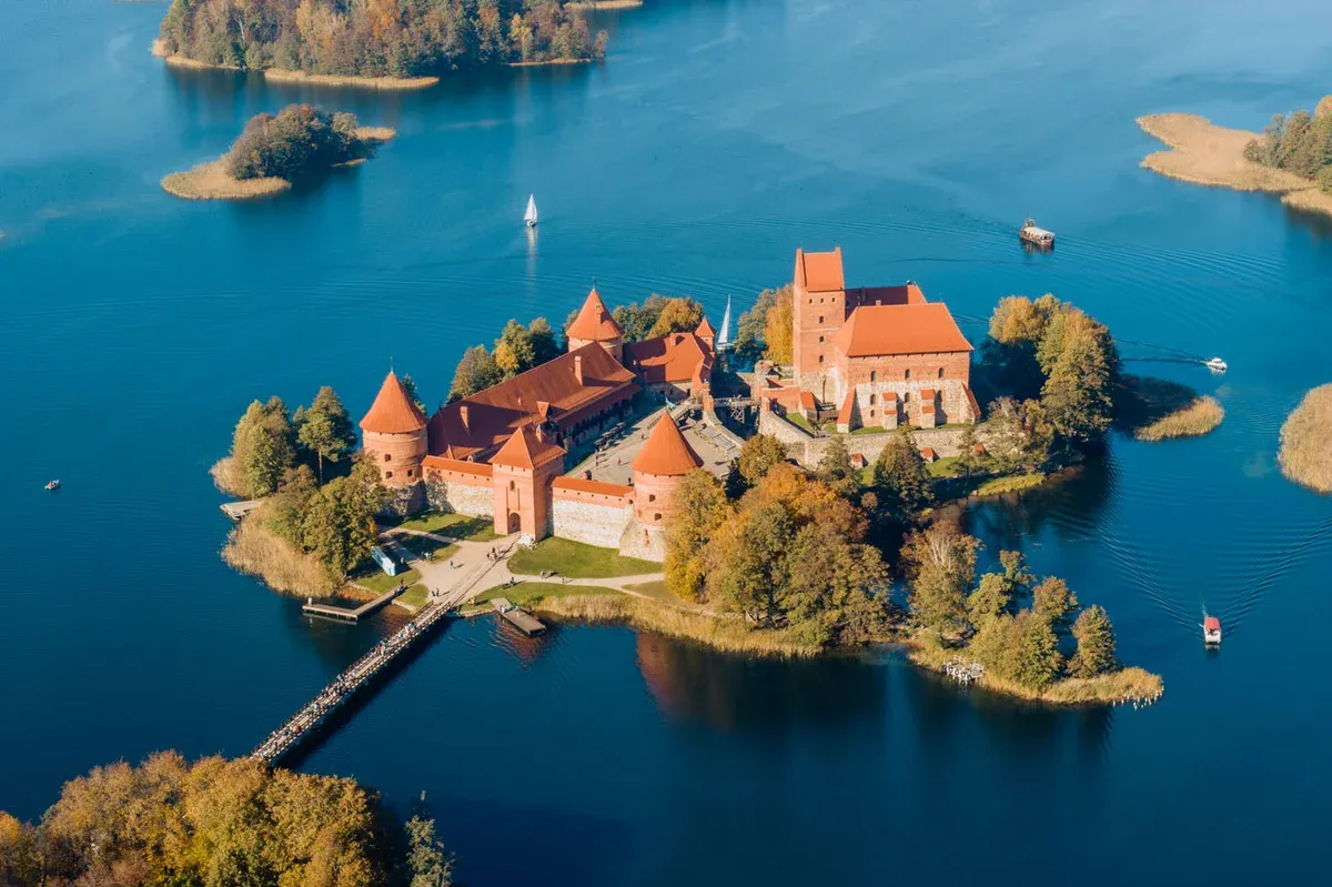 Zdjęcie Zamek w Trokach: Odkryj fascynującą historię i tajemnice miejsca