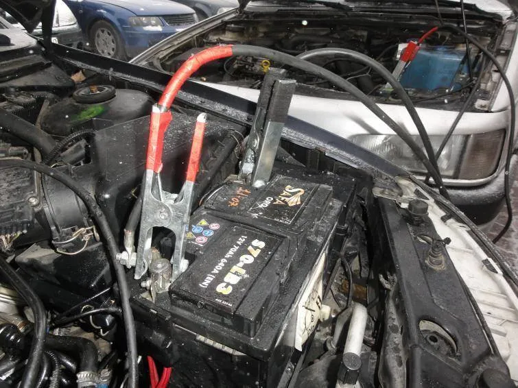 Zdjęcie Jak odpalić auto na kablach - uniknij najczęstszych błędów i zagrożeń