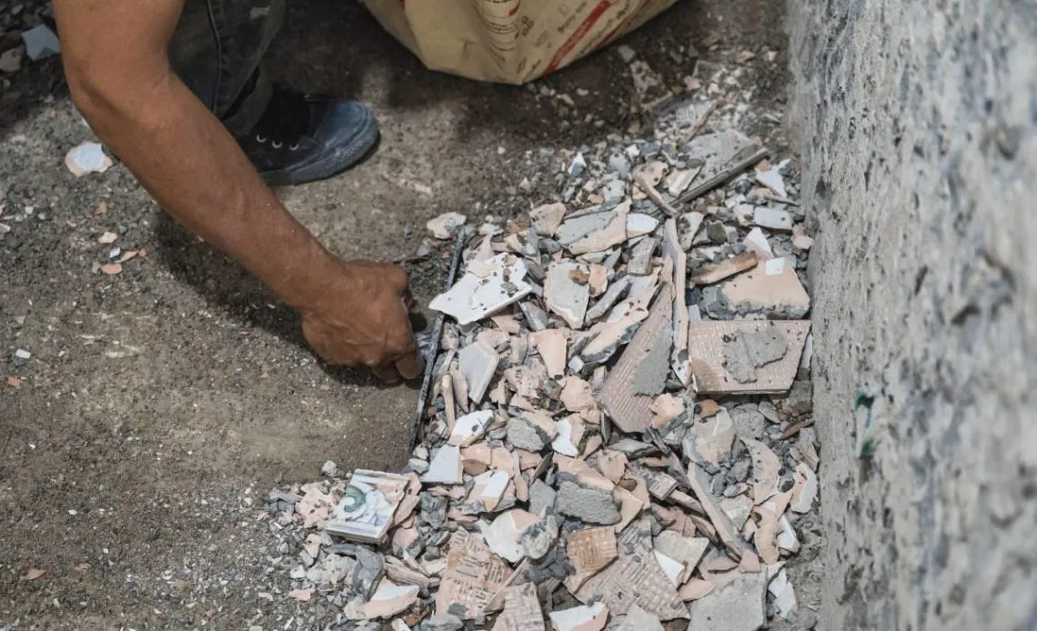 Zdjęcie Gdzie wyrzucać kafelki? Odpowiednia utylizacja płytek ceramicznych