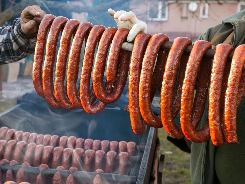 Zdjęcie Ile czasu wędzimy kiełbasę? Poznaj sekrety idealnego wędzenia