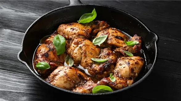Zdjęcie Jak zamarynować udka z kurczaka, aby zachwycić smakiem i aromatem