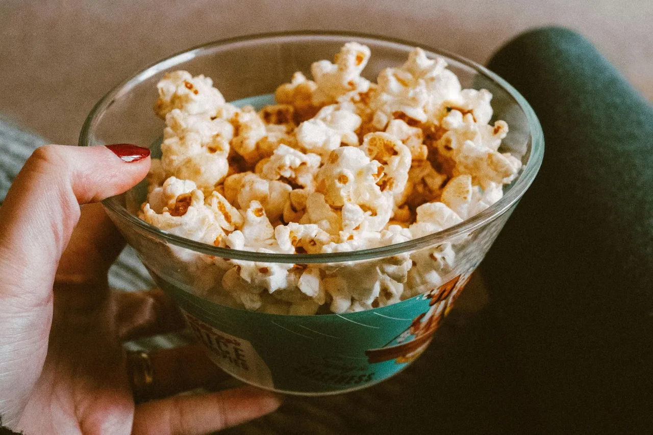Zdjęcie Jak zrobić popcorn do mikrofali na patelni i cieszyć się smakiem
