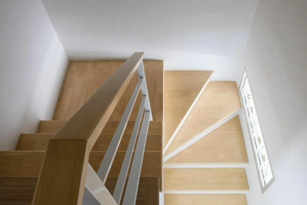 Zdjęcie Schody zabiegowe betonowe: 5 stylowych wykończeń na każdy gust
