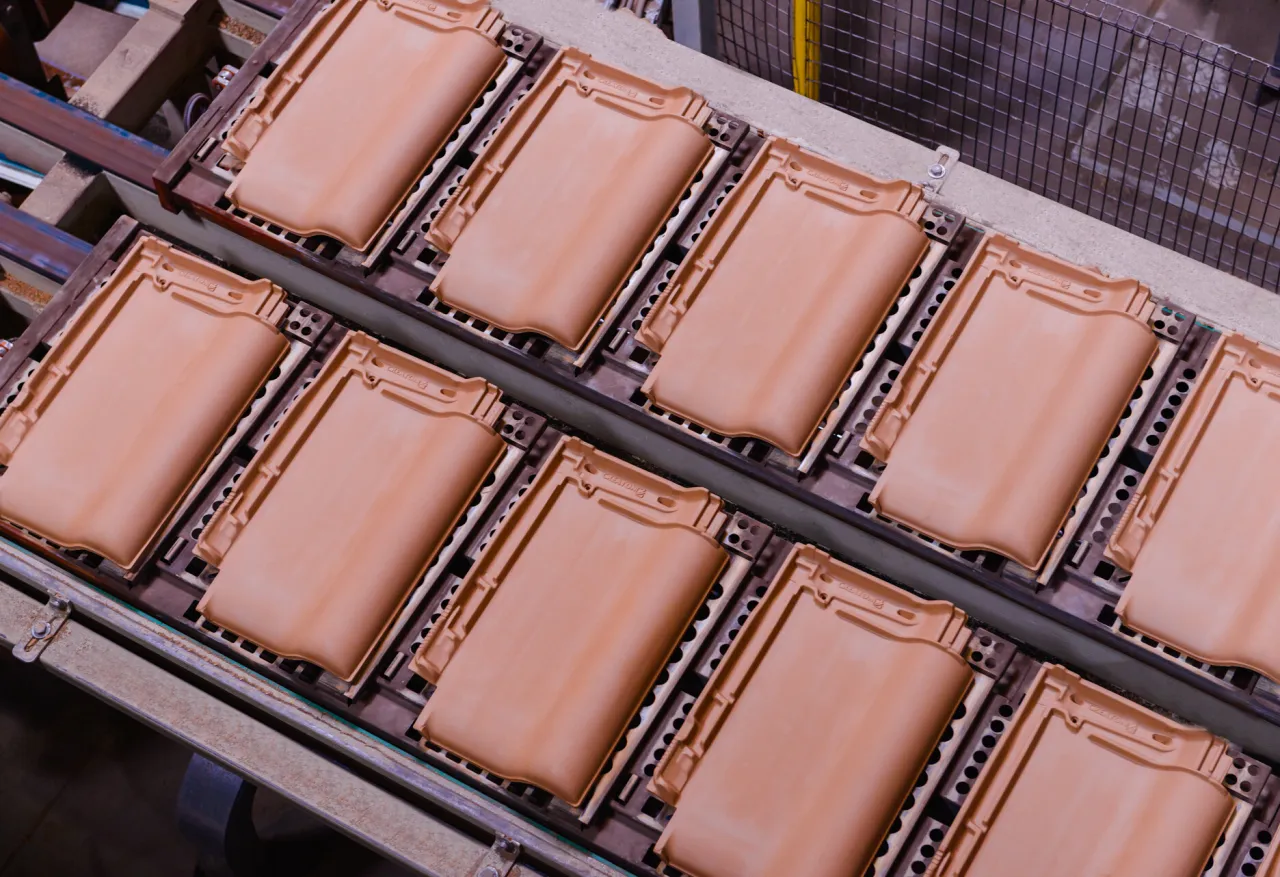 Zdjęcie Z czego jest dachówka? Materiały, właściwości i produkcja