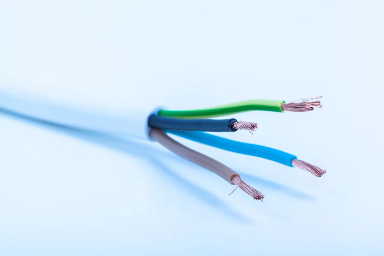 Zdjęcie Jaki kabel do oświetlenia? Wybierz bezpieczne i odpowiednie rozwiązanie