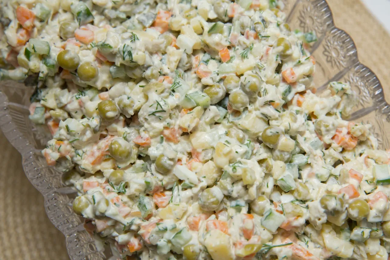 Zdjęcie Sałatka jarzynowa: Jak długo bezpieczna? Przechowuj ją mądrze!